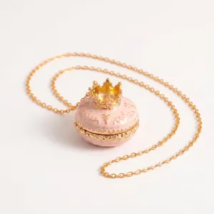 Elegante Halskette mit rosa Emaille-Kronenanhänger und verstellbarer Goldkette Geschenk