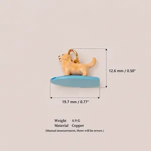 Ciondolo dettagliato a forma di cane Golden Retriever 3D su tavola da surf blu in rame