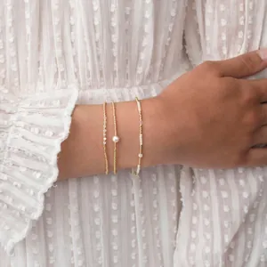 Élégants bracelets de perles minimalistes avec perles dorées et perle sur le poignet