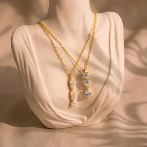 Elegantes goldenes Halsketten-Set mit Herz- und Tropfen-Zirkonia auf einer Büste