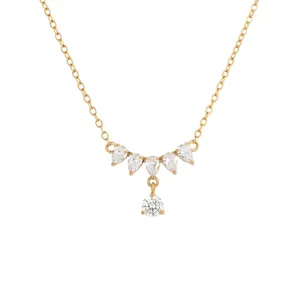 Elegante Goldhalskette mit fächerförmigem weißem Kristallanhänger und Tropfen-Design