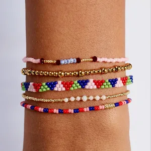 Détail en gros plan d'un ensemble de bracelets bohèmes multicouches en perles sur poignet