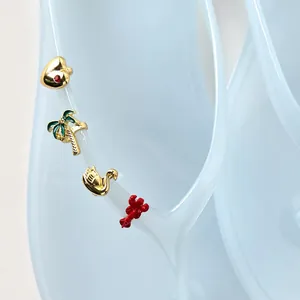 Vue détaillée de breloques DIY pour chaussures avec palmier doré et homard rouge