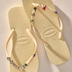 Breloques de chaussures colorées sur le thème de la plage pour décoration DIY d'été