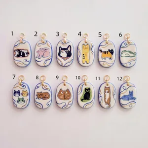 Sammlung von 12 künstlerischen Edelstahl-Anhängern mit Katzenmotiven in süßem Design