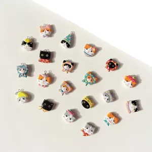 Eine Sammlung handgefertigter bunter Katzenkopf-Anhänger für DIY Schmuckherstellung Zubehör