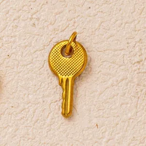Elegant 18K gold-plated stainless steel key shaped pendant for DIY fashion jewelry crafts