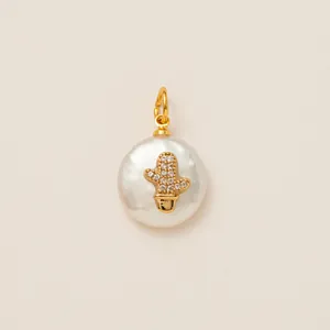 Eleganter Gold-Kaktus-Anhänger mit weißer Barockperle für Vintage-Schnürsenkel-Schmuck