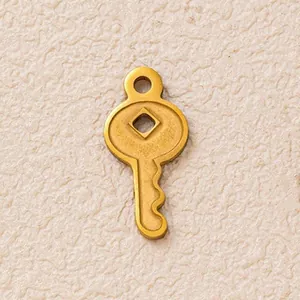 Ciondolo a forma di chiave in acciaio inossidabile placcato oro 18K per gioielli fai da te