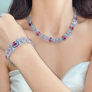 Detalle exquisito de conjunto de joyas retro de circonitas estilo palacio en modelo