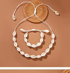 Set collana e bracciale con conchiglie naturali e cordino bianco in stile spiaggia