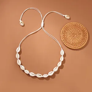 Elegante collana bohémien con conchiglie bianche e cordino intrecciato regolabile da spiaggia