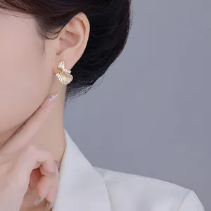 Élégantes boucles d'oreilles feuilles en éventail plaquées or ornées de strass brillants.