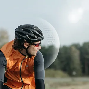 Männlicher Radfahrer trägt eine Profi-Sportsonnenbrille im sonnigen Außenbereich