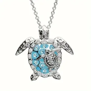 Dettaglio ravvicinato di una collana con ciondolo a tartaruga marina in argento