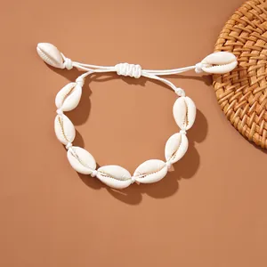Vista dettagliata del bracciale di conchiglie bianche con cordino intrecciato regolabile