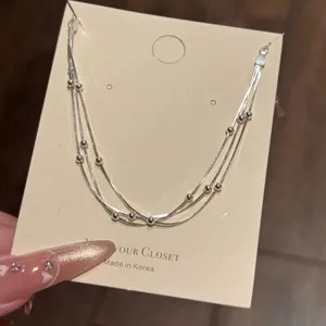 Primo piano dell'elegante bracciale multi-filo a catena a serpente con perline.