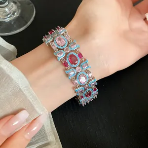 Primer plano detallado de una pulsera estilo palacio vintage con circonitas rosas en la muñeca