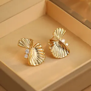 Élégantes boucles d'oreilles éventail torsadées dorées avec accents de zircon.