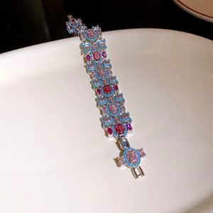 Detalle macro de una pulsera de estilo real vintage con circonitas rosas brillantes