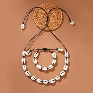 Set di gioielli con collana e bracciale in conchiglie fatti a mano per le vacanze.