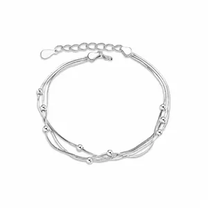 Vista dettagliata del bracciale multistrato in argento con maglia a serpente e perle