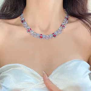 Primer plano de un collar de estilo palacio vintage con circonitas ovales de colores