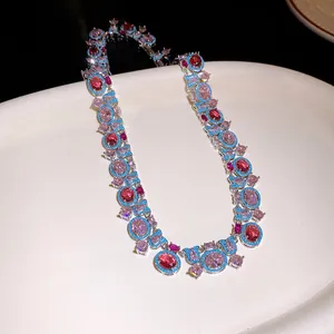 Vista detallada del elegante collar vintage con piedras rosas y detalles azules