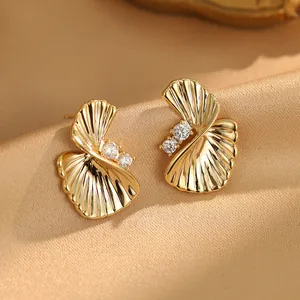 Boucles d'Oreilles Puces en Laiton Plaqué Or 18K Forme d'Éventail Tordu Incrusté de Zirconia Bijoux pour Femmes avec Tige en Argent S925