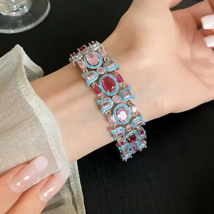Detalle macro de la pulsera de estilo palacio vintage con circonitas rosa y rubí
