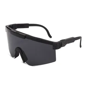 Detailansicht einer schwarzen Übergroßen Radbrille mit einem einzigartigen gesprenkelten Rahmen
