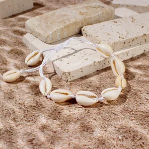 Dettaglio del bracciale con conchiglie naturali e cordoncino intrecciato a mano