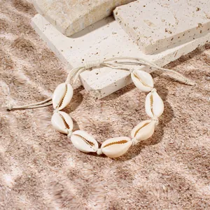 Vista dettagliata del bracciale bohémien con conchiglie e cordino intrecciato a mano