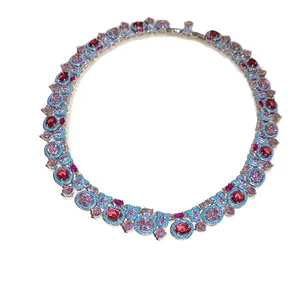 Collar de estilo palacio retro con circonitas rosas y rojas sobre fondo blanco.