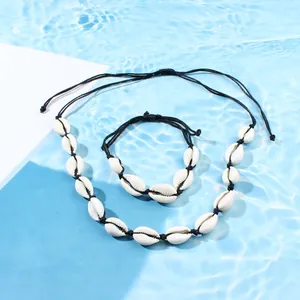 Set collana e bracciale in conchiglie bianche fatti a mano per vacanze estive al mare