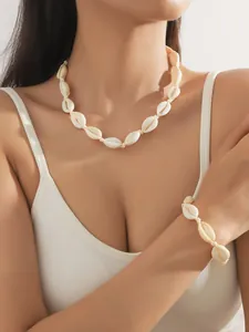 Set di collana in conchiglia naturale e braccialetto intrecciato per vacanze al mare