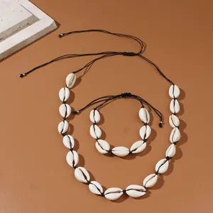Dettaglio del set di gioielli con collana e bracciale di conchiglie e cordino nero