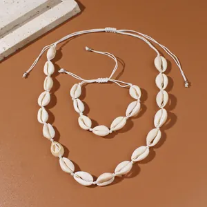 Vista dettagliata del set di gioielli con collana e bracciale di conchiglie fatti a mano