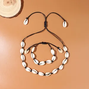 Set collana e bracciale con conchiglie di ciprea fatte a mano con cordino nero per spiaggia