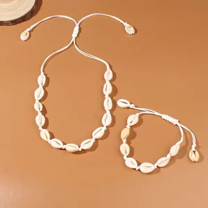 Set di collana di conchiglie di ciprea e bracciale intrecciato per vacanze al mare