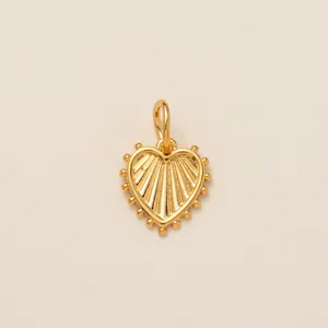 Detaillierter goldener Herzanhänger im Vintage-Stil für Schmuck oder Schnürsenkel