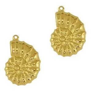 Detailansicht von zwei goldenen Nautilus-Anhängern mit hochwertiger 18K Vakuumplattierung