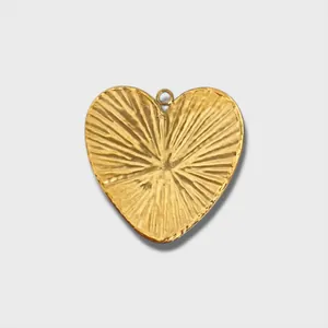 Vue détaillée d'un pendentif en forme de cœur doré avec une texture rayons de soleil