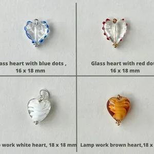 Selectie van vier lampwork glazen hart hangers in verschillende kleuren en patronen