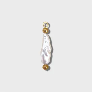 Vue détaillée d'un pendentif en perle baroque verticale avec des perles dorées sur fond gris