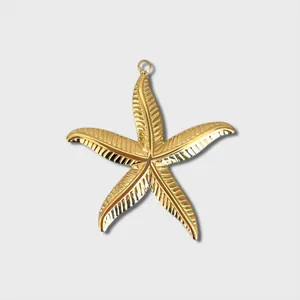 Vue détaillée d'un pendentif étoile de mer en acier titane doré pour bijoux DIY