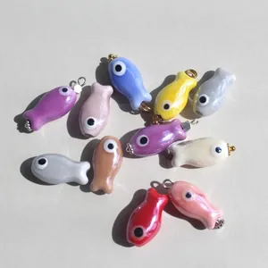 Kleurrijke lampwork glazen vis bedeltjes met boze oog detail voor DIY sieraden maken.