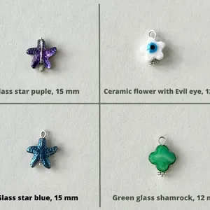 Gedetailleerde weergave van diverse glazen en keramische DIY-hangers in ster- en bloemvorm