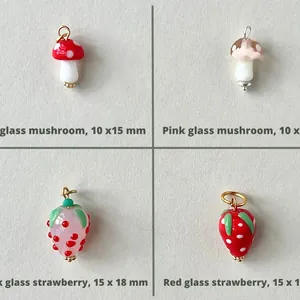 Handgemaakte glazen bedeltjes in de vorm van paddenstoelen en aardbeien met maten voor DIY
