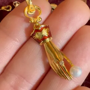 Pendentif main dorée avec émail rouge et détail perle blanche vintage